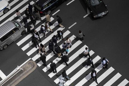 当地时间2021年4月1日，日本东京，民众戴口罩出行。人民视觉 图